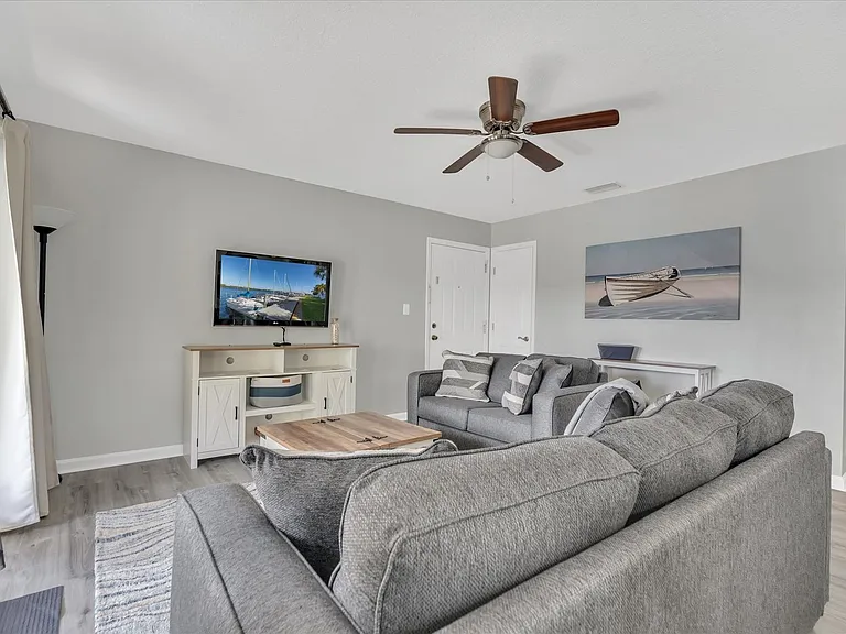 102 Pompano Dr SE #C — Photo 8