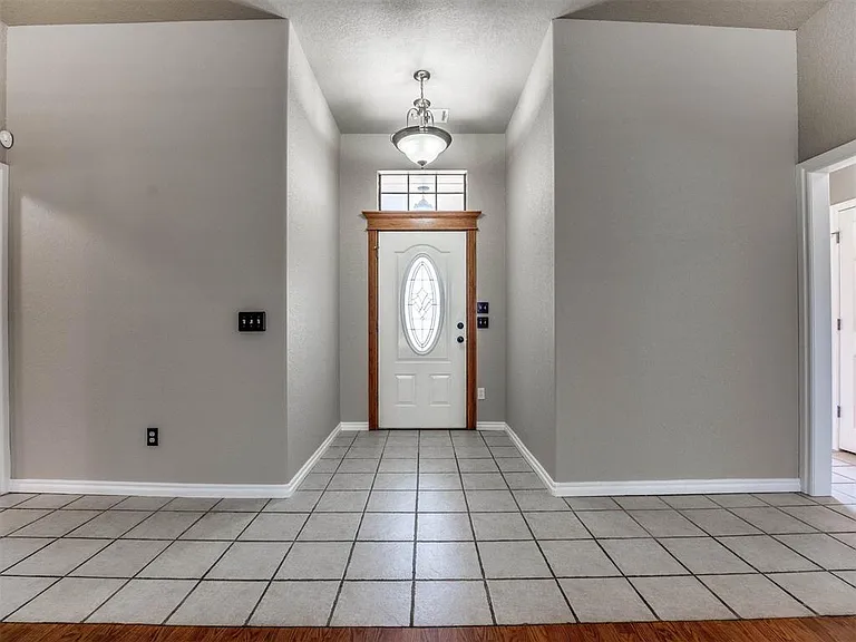 1209 Stoneridge Dr — Photo 11