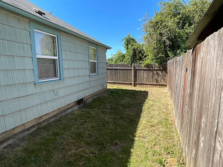 2709 E 16th Ave — Photo 16