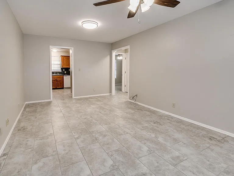 828 Russell Cir #828 — Photo 4