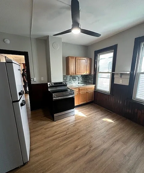 945 Broadway — Photo 8