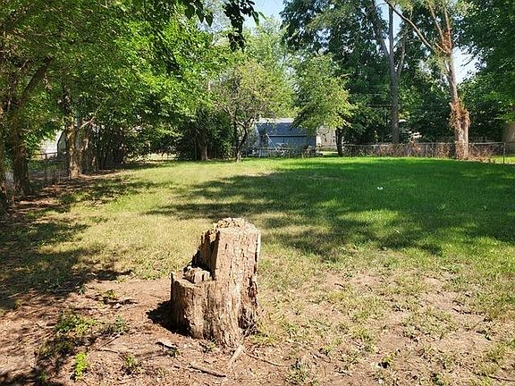 3rd image of 1919 Shelley Dr