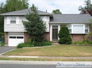 29 Val Page St, Farmingdale, NY 11735