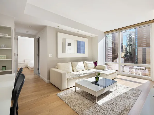 247 W 46th St APT 2505, New York, NY 10036