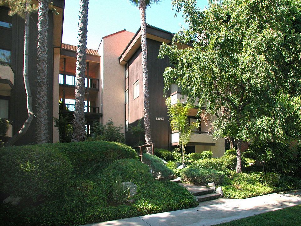 1st image of 13214 Moorpark St APT 109