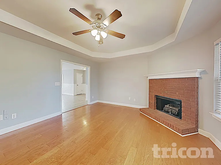 162 Robbens Dr — Photo 2