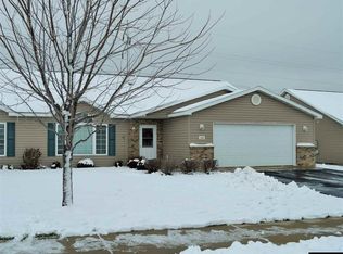 208 Skylark Dr, Mankato, MN 56001