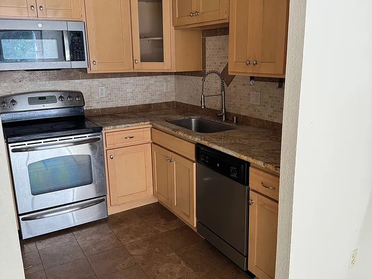 638-555 Pierce St — Photo 9