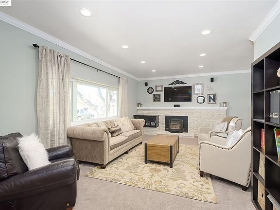 4th image of 689 Mojave Ave