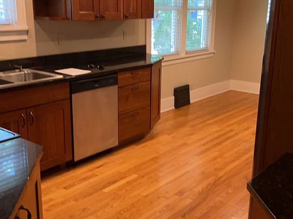 5th image of 327 Jefferson Ave