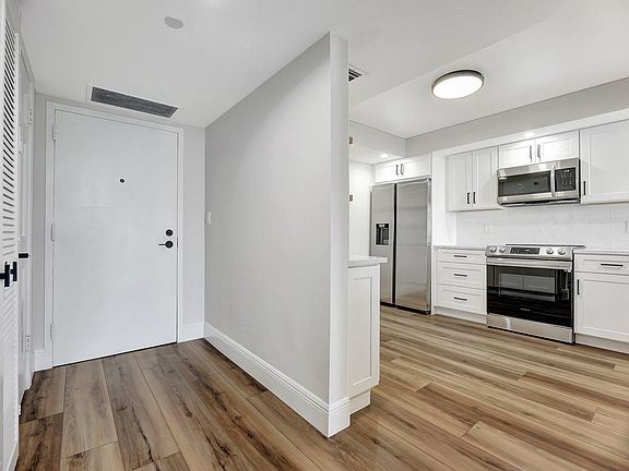 3rd image of 2900 NE 14th Street Causeway #602