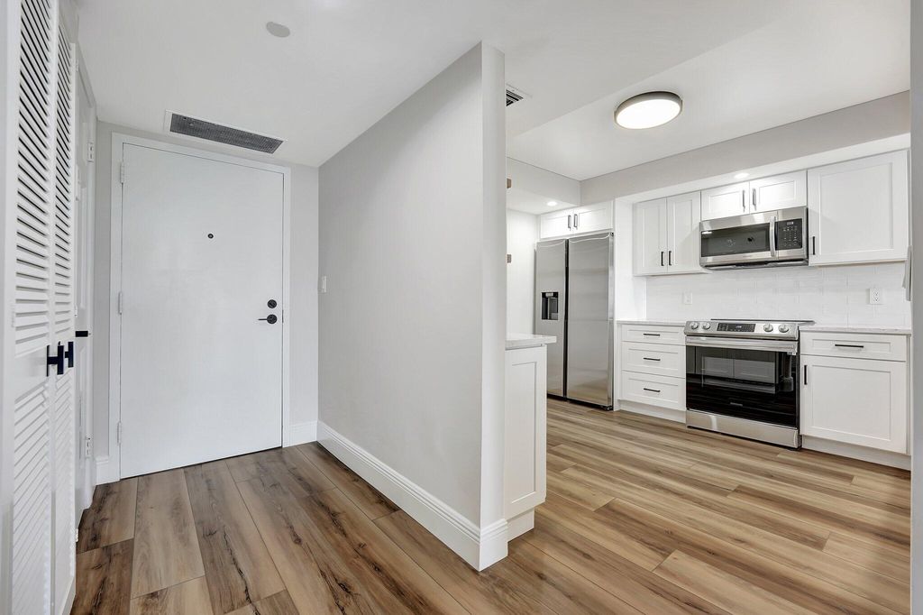 2900 NE 14th Street Causeway #602, photo 3