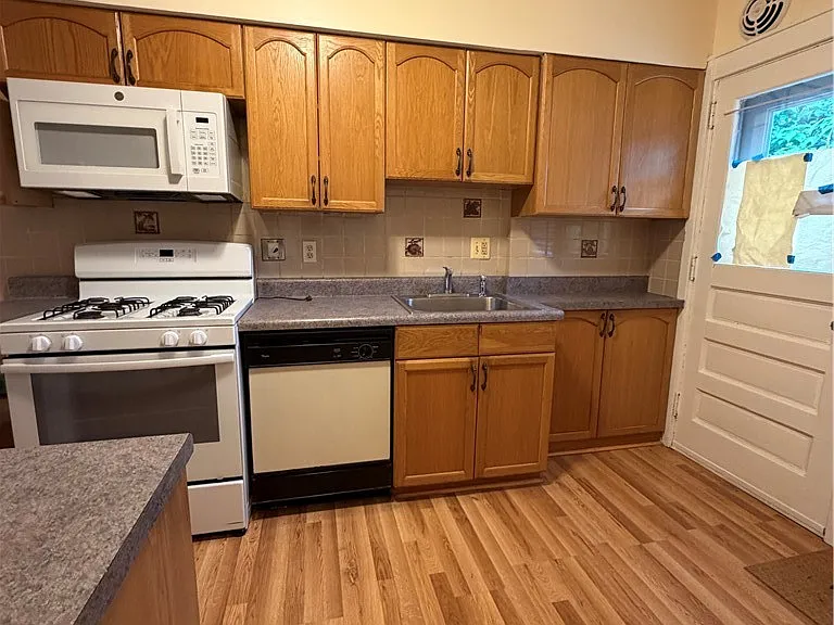 2332 Sherbrook St — Photo 14