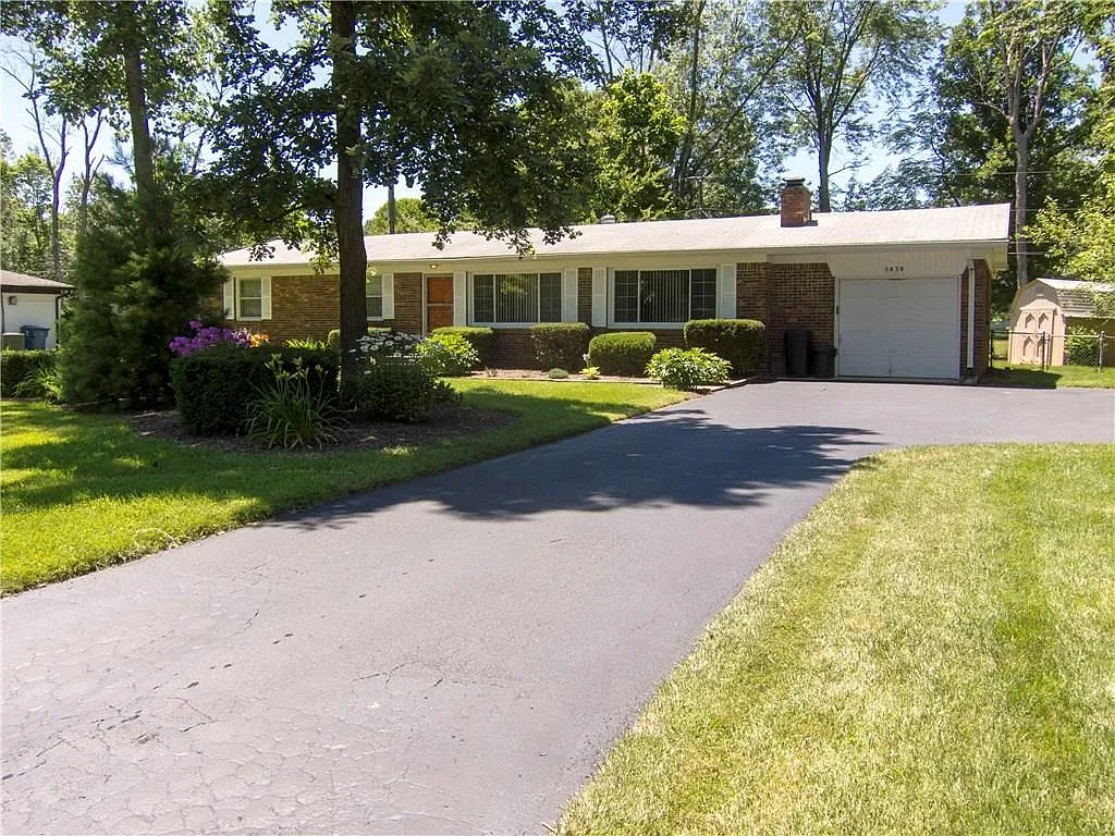 5838 N Victoria Dr photo 1
