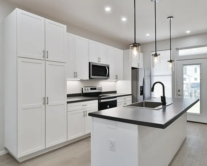 108 Hawkes Ave — Photo 4