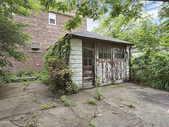 5th image of 3020 Avenue House