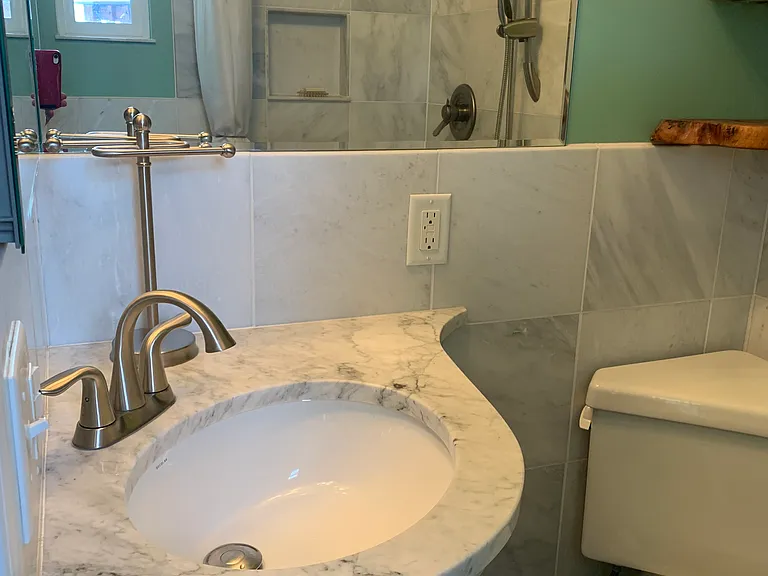 Lower level 1/2 bath