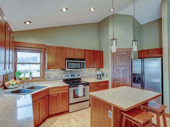 3rd image of 3152 Sussex St