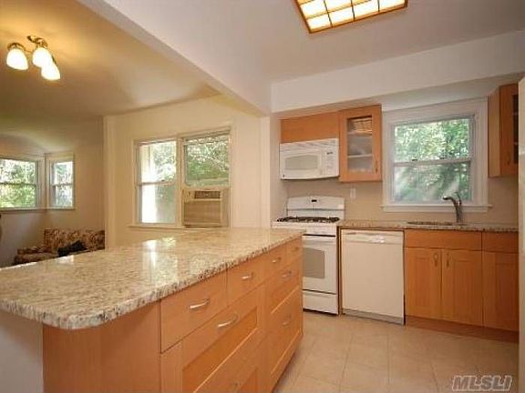 4th image of 8 Cedar Dr E