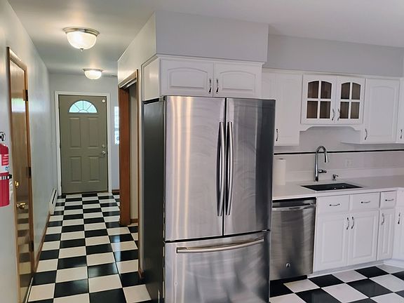 2nd image of 904 S Edward St