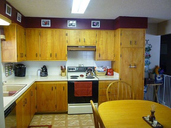 Lots of cupboard space in kitchen
