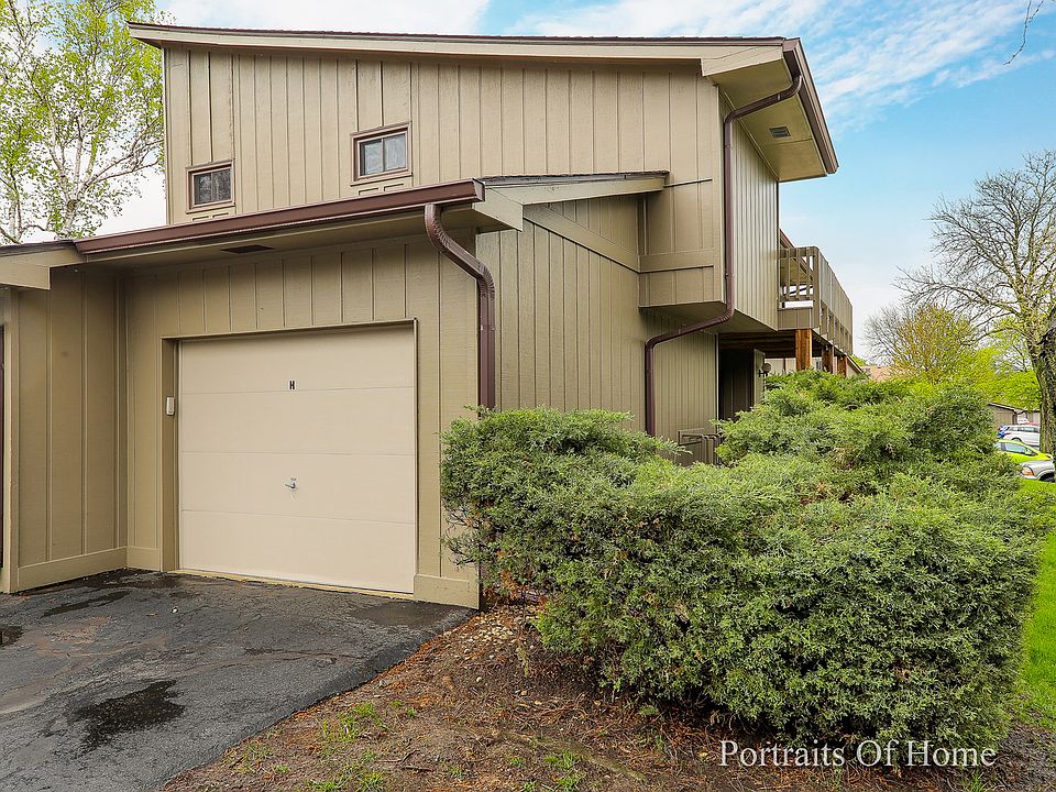 1st image of 29W460 Emerald Green Dr #28