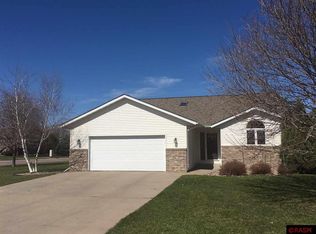 10 Cambridge Ct, North Mankato, MN 56003
