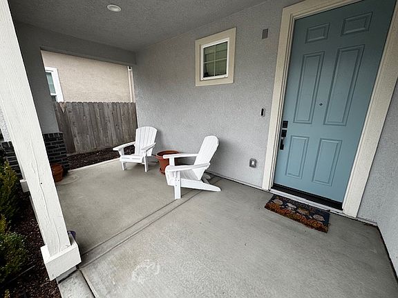 4th image of 931 Bergenia St