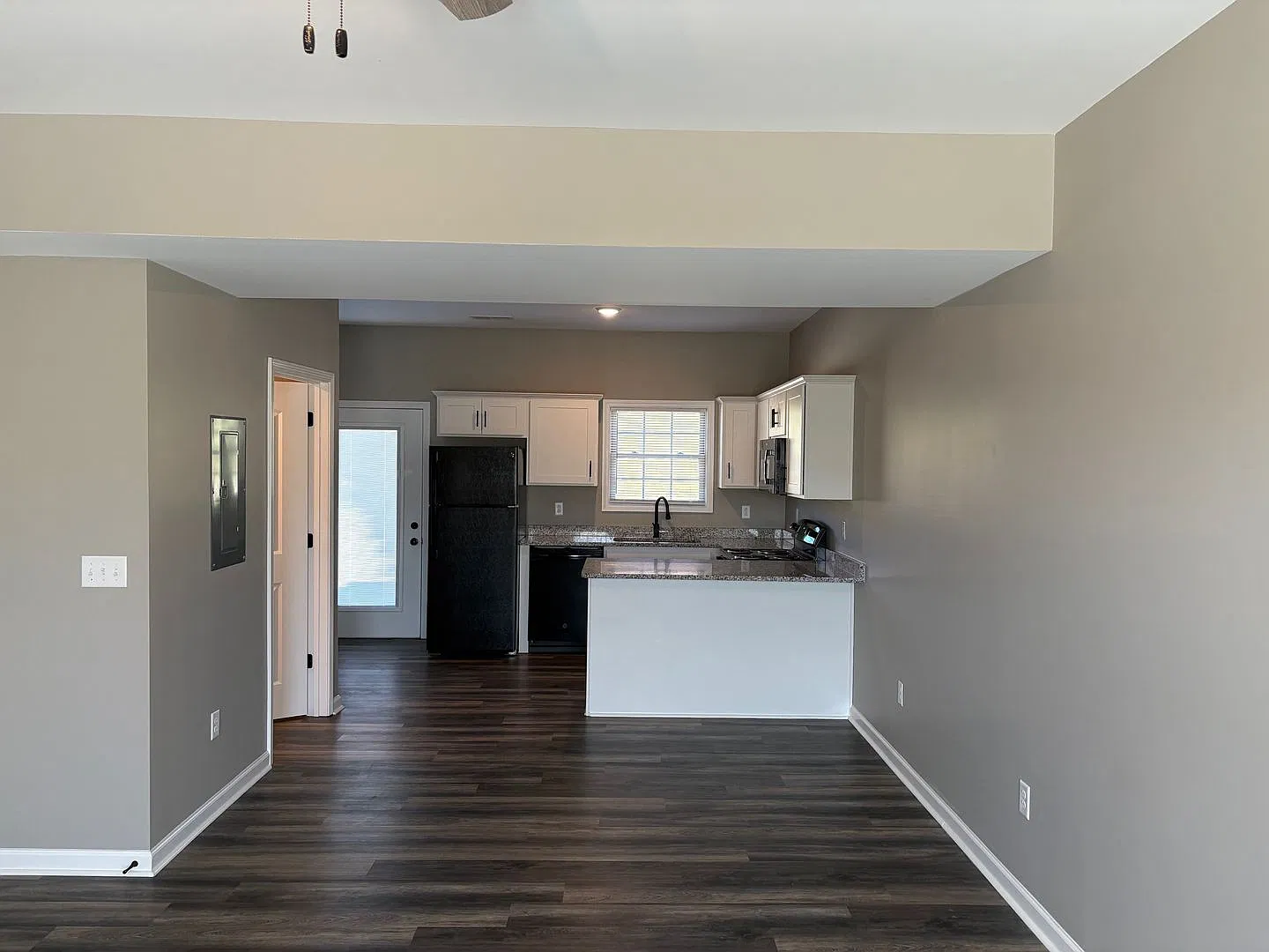 220 Calumet Dr — Photo 2