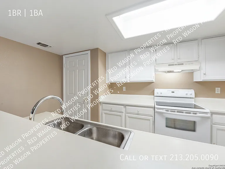 11610 Vance Jackson Rd #ROAD413 — Photo 7