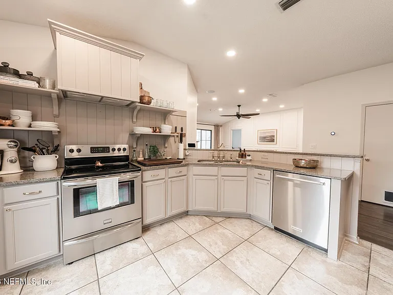 511 Chancellor Dr E — Photo 12