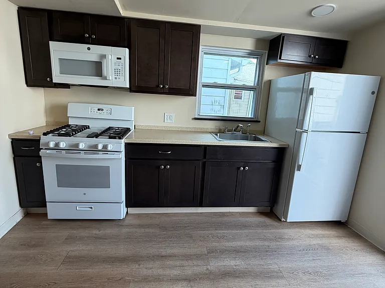 227 E Broad St #2 — Photo 5