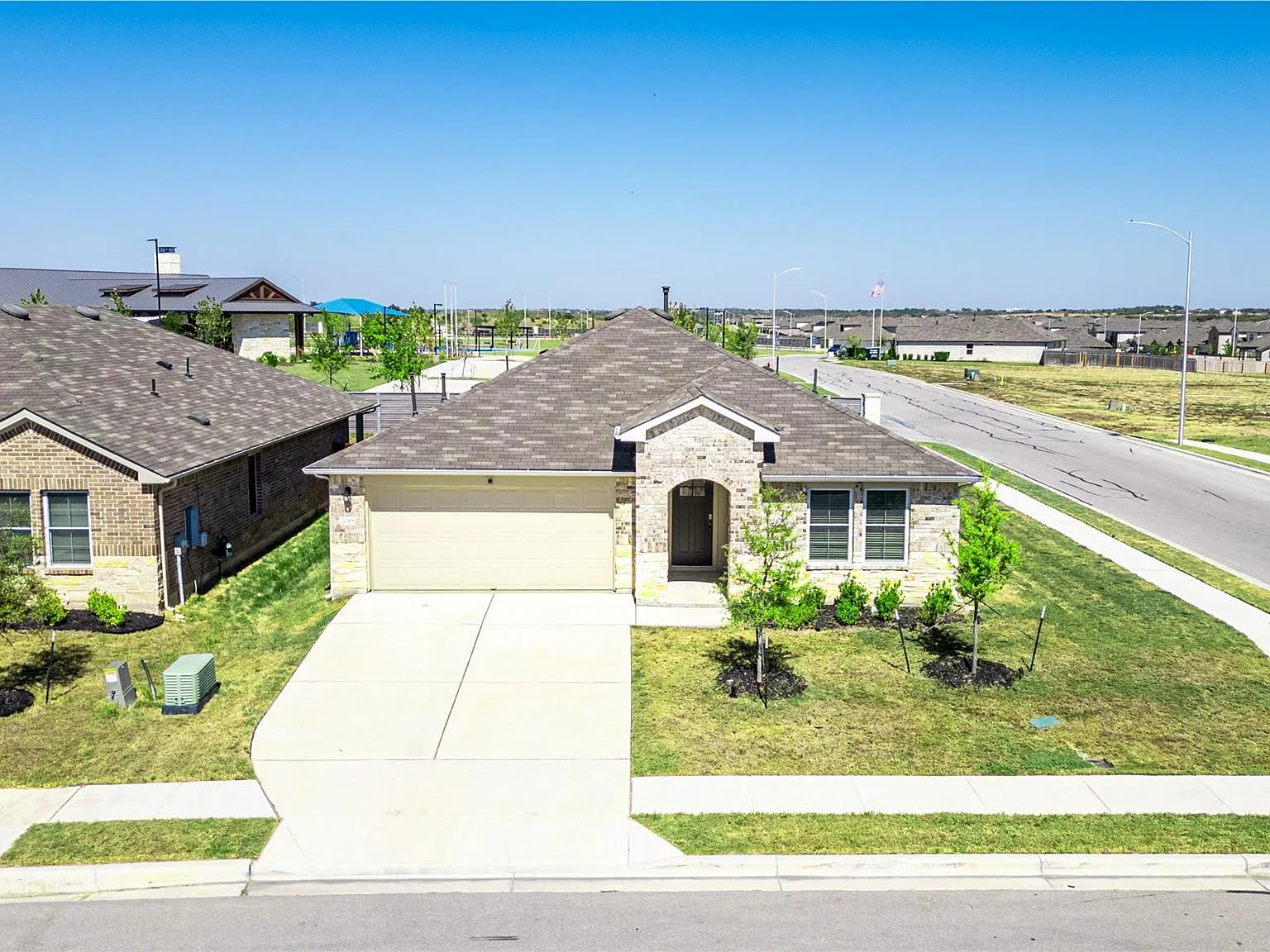 4 bed, 3.0 bath, 2041 sqft, $2,200 — Photo 2
