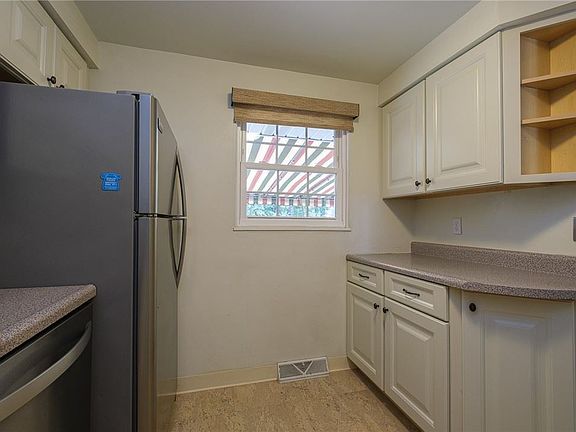 4th image of 226 Rosebriar Dr