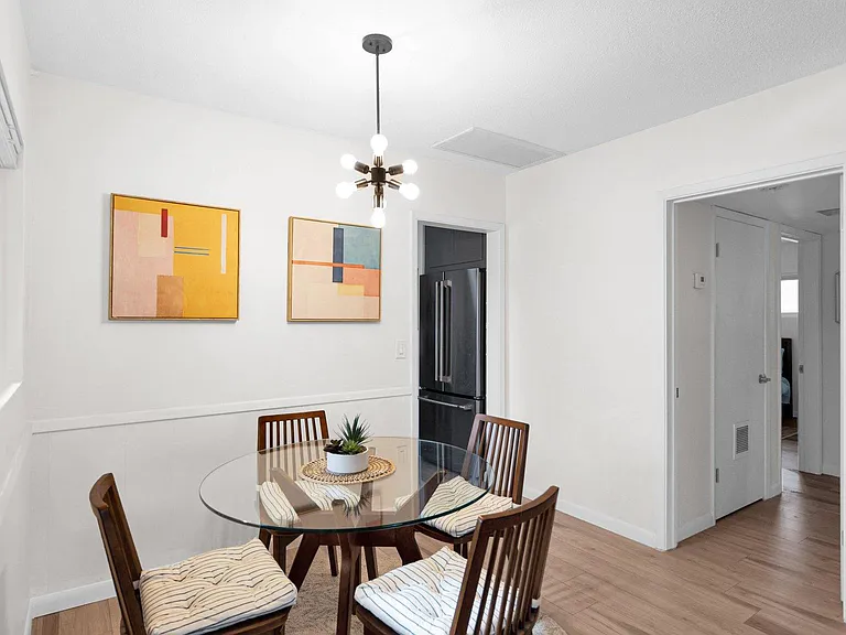 1635 E Oak St — Photo 5
