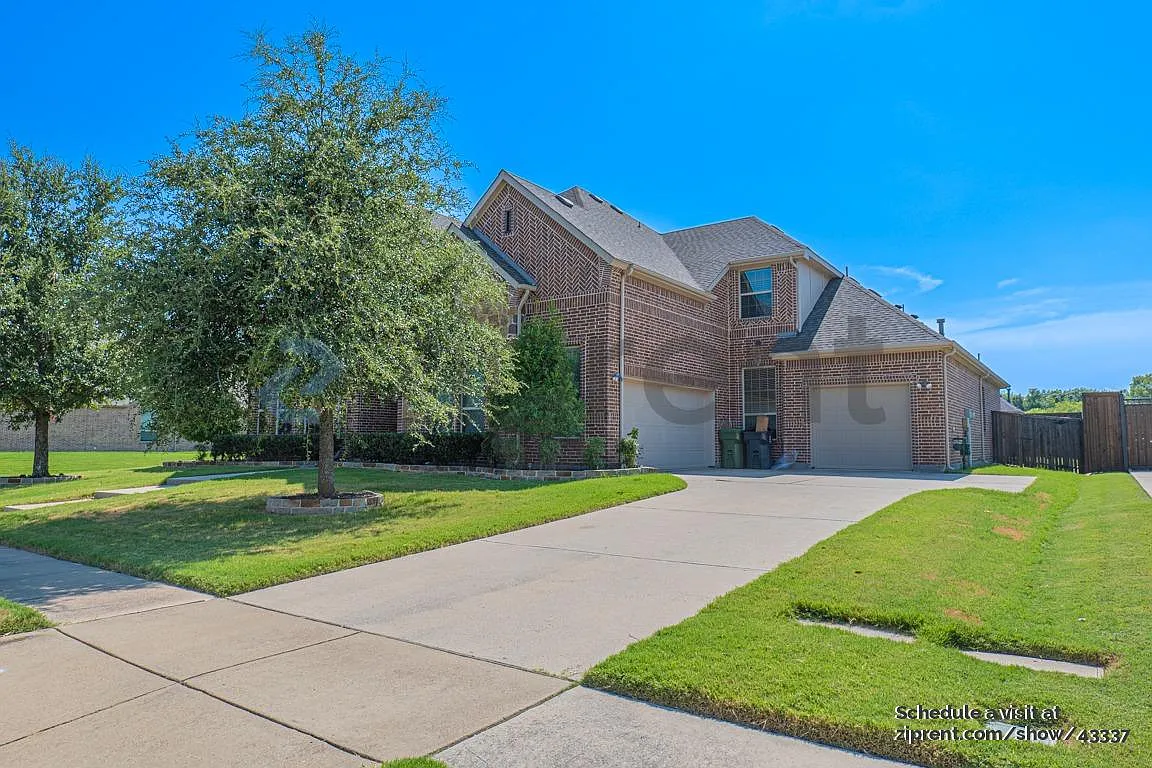 5 bed, 4.5 bath, 4490 sqft, $3,900 — Photo 2