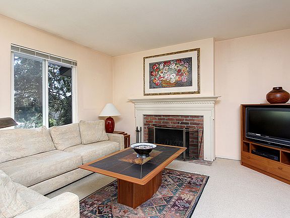 4th image of 115 100th Ave NE #301