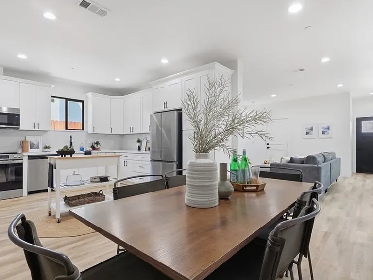 4421 Phelan Ave — Photo 7