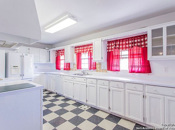 4th image of 403 N Underwood St