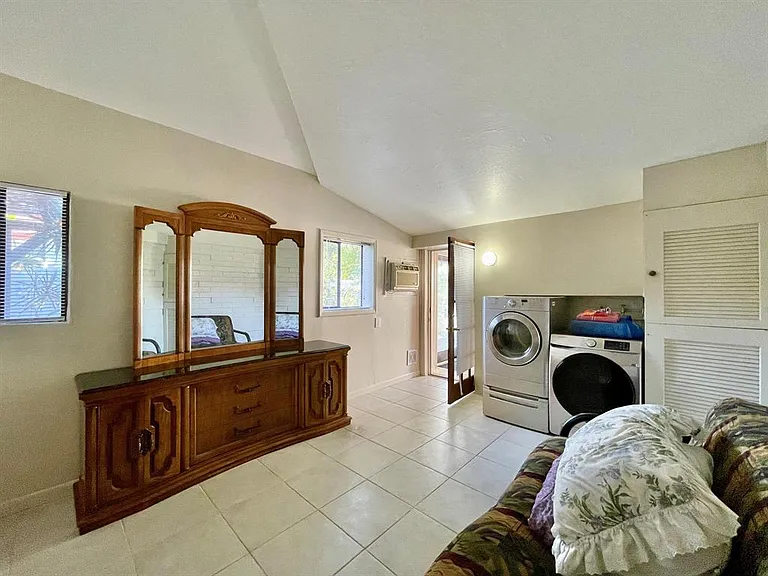 2725 NE 27th Ct — Photo 12