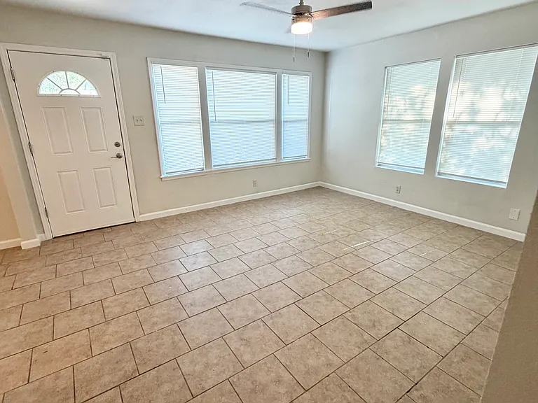 526 E Palfrey St — Photo 2