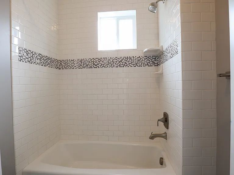 Upstairs Bath Tub/Shower