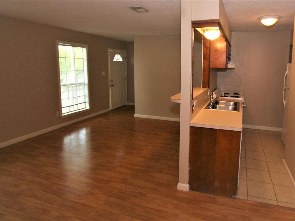 Sit in bar and functional kitchen