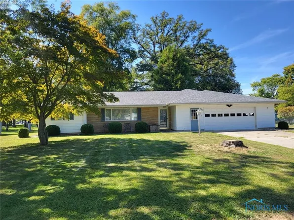 800 Lawndale Dr, Fremont, OH 43420
