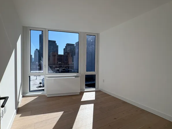 2-33 50th Avenue W502 image 2 of 15