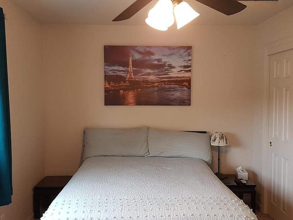 Spacious room with Queen bed, centrally located fan, TV