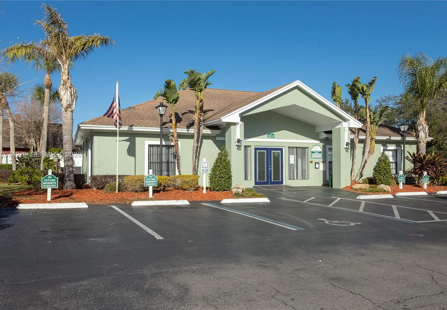 1 bed, 1.0 bath, 697 sqft, $1,270 — Photo 2