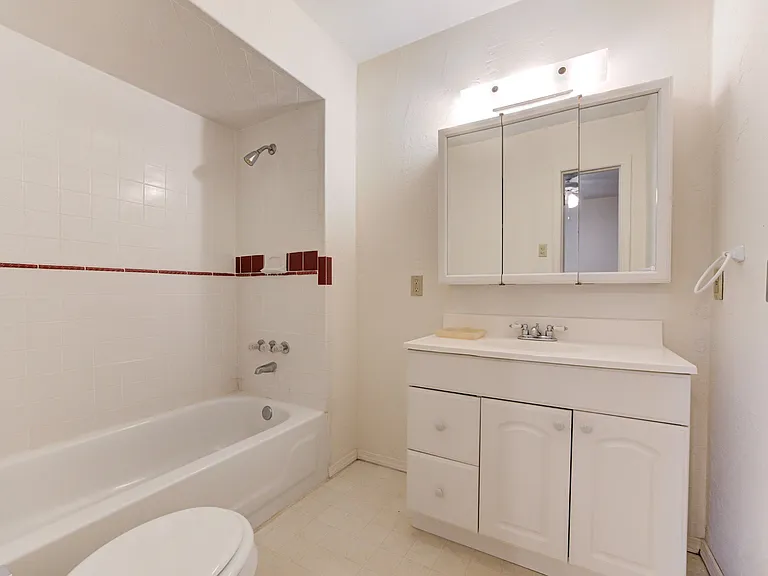 604 S Flood Ave #604 — Photo 4