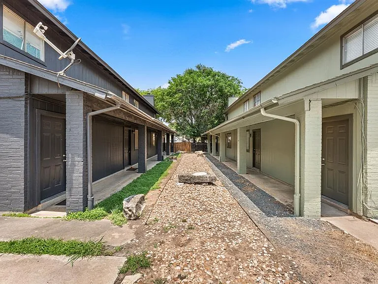 1320 Southport Dr #B — Photo 2