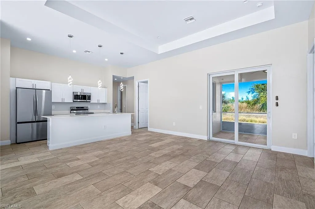 3 bed, 2.0 bath, 1681 sqft, $2,150 — Photo 2